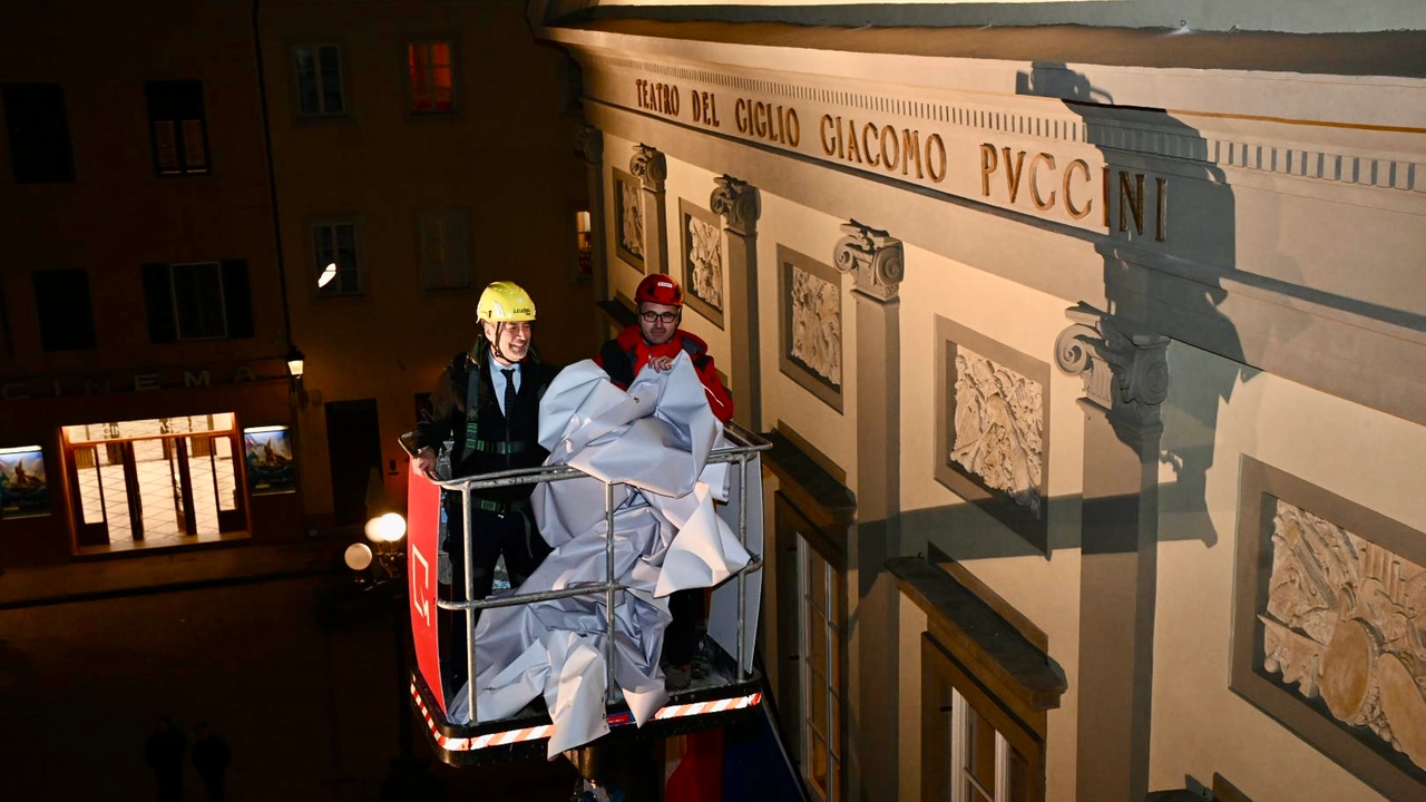 L’intitolazione del teatro del Giglio a Giacomo Puccini con il sindaco Mario Pardini che ha “”svelato” il nuovo nome