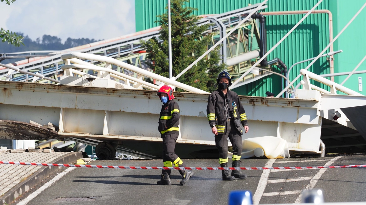Un’immagine scattata a poche decine di minuti dal crollo del ponte di Pagliari, avvenuto il 12 maggio del 2021. Per quell’episodio, dieci persone rischiano il processo Un’immagine scattata a poche decine di minuti dal crollo del ponte di Pagliari, avvenuto il 12 maggio del 2021. Per quell’episodio, dieci persone rischiano il processo
