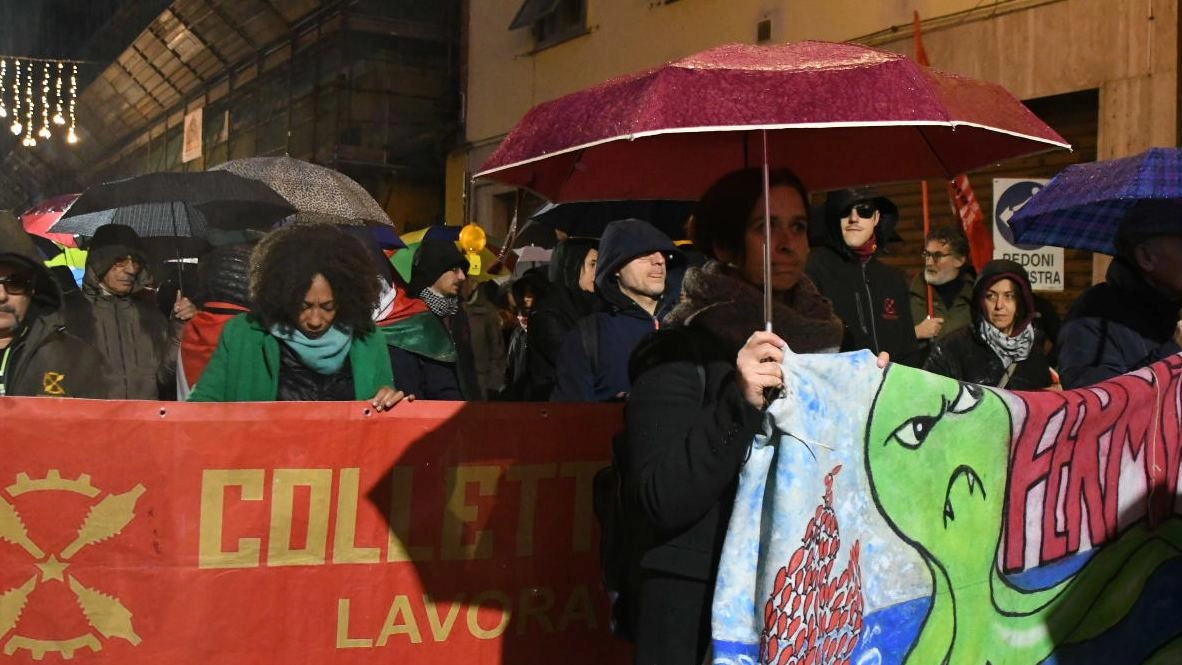 A Massa, 200 persone hanno sfilato per sostenere Casa Rossa e protestare contro il Ddl 1660 e lo sgombero di Montignoso. A Massa, 200 persone hanno sfilato per sostenere Casa Rossa e protestare contro il Ddl 1660 e lo sgombero di Montignoso.