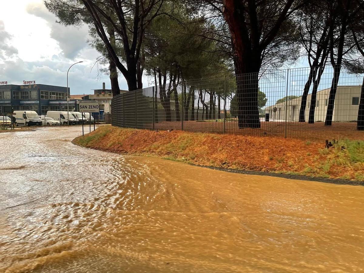 Nubifragio su Arezzo, allagamenti e paura: auto bloccate nei sottopassi, salvati i conducenti Nubifragio su Arezzo, allagamenti e paura: auto bloccate nei sottopassi, salvati i conducenti