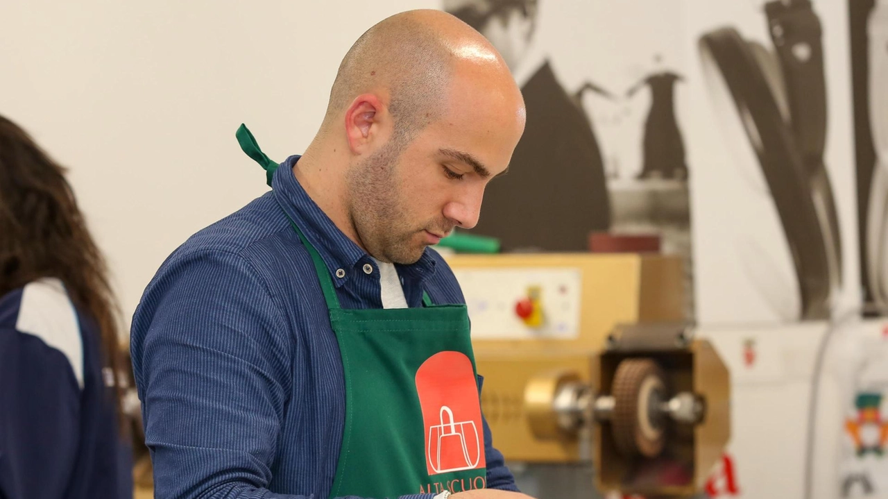 Nell’immagine di archivio, al lavoro in una scuola di pelletteria, settore che sta vivendo un periodo di difficoltà Nell’immagine di archivio, al lavoro in una scuola di pelletteria, settore che sta vivendo un periodo di difficoltà