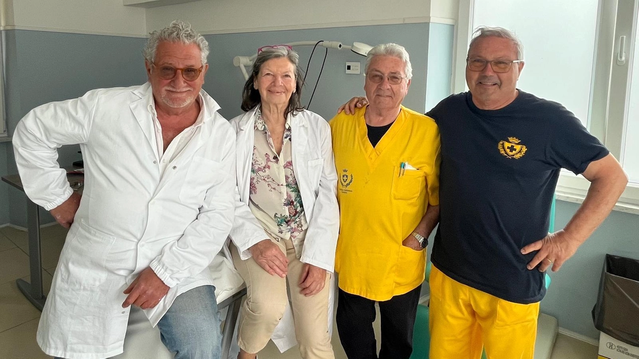 Lo staff del punto di primo soccorso a Marina di Carrara. Da sinistra: i medici. Claudio Falchi. e Rigoletta Vincenti e gli infermieri Giuseppe Fabbiani e Paolo Sodini Lo staff del punto di primo soccorso a Marina di Carrara. Da sinistra: i medici. Claudio Falchi. e Rigoletta Vincenti e gli infermieri Giuseppe Fabbiani e Paolo Sodini