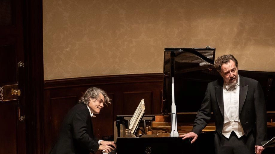 Il celebre baritono Christian Gerhaher si esibisce a Siena per la prima volta, accompagnato da Gerold Huber, in una serata dedicata ai Lieder di Robert Schumann presso l'Accademia Chigiana. Un evento straordinario per gli amanti della musica classica. Il celebre baritono Christian Gerhaher si esibisce a Siena per la prima volta, accompagnato da Gerold Huber, in una serata dedicata ai Lieder di Robert Schumann presso l'Accademia Chigiana. Un evento straordinario per gli amanti della musica classica.
