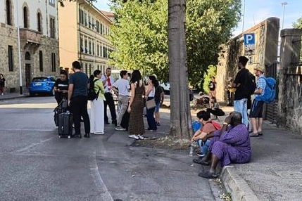 Passeggeri scesi dal treno dopo l'interruzione tra Campo di Marte e Rovezzano per l'investimento mortale