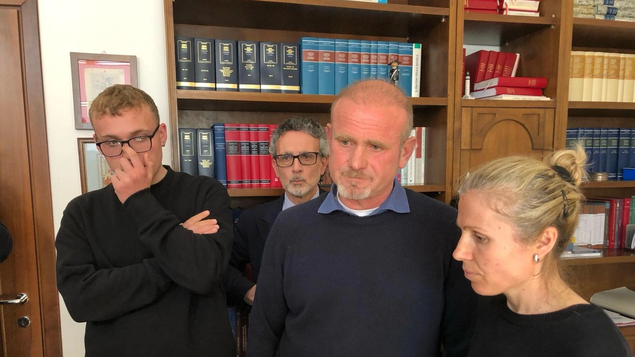 I genitori e il fratello di Ilaria Sula, dietro l’avvocato Giuseppe Sforza