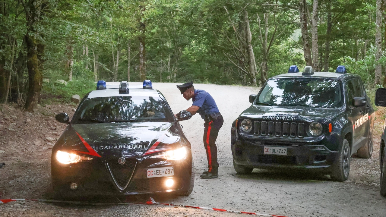 Le indagini dei carabinieri nel luogo del ritrovamento Le indagini dei carabinieri nel luogo del ritrovamento