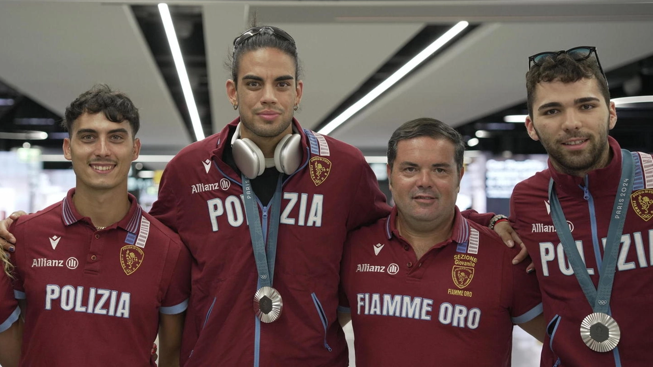L’arrivo di Filippo Macchi (il primo a destra) a Fiumicino con la squadra maschile che ha conquistato l’argento nel fioretto L’arrivo di Filippo Macchi (il primo a destra) a Fiumicino con la squadra maschile che ha conquistato l’argento nel fioretto