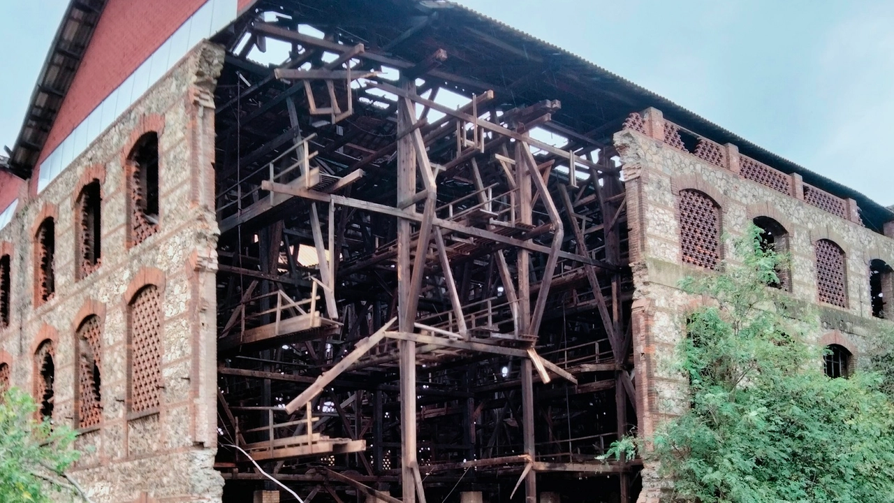 Il crollo di un muro e di parte del tetto in uno degli stabili dell’ex Sitoco Il crollo di un muro e di parte del tetto in uno degli stabili dell’ex Sitoco