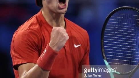 Il giovane tennista con la squadra azzurra che ha vinto la Coppa Davis Il giovane tennista con la squadra azzurra che ha vinto la Coppa Davis