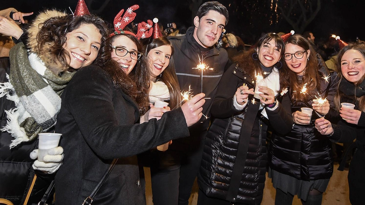 Tutto pronto, o quasi, a Pontedera per il mega-party di San Silvestro in Piazza: la musica. finisce alle 3 del mattino Tutto pronto, o quasi, a Pontedera per il mega-party di San Silvestro in Piazza: la musica. finisce alle 3 del mattino