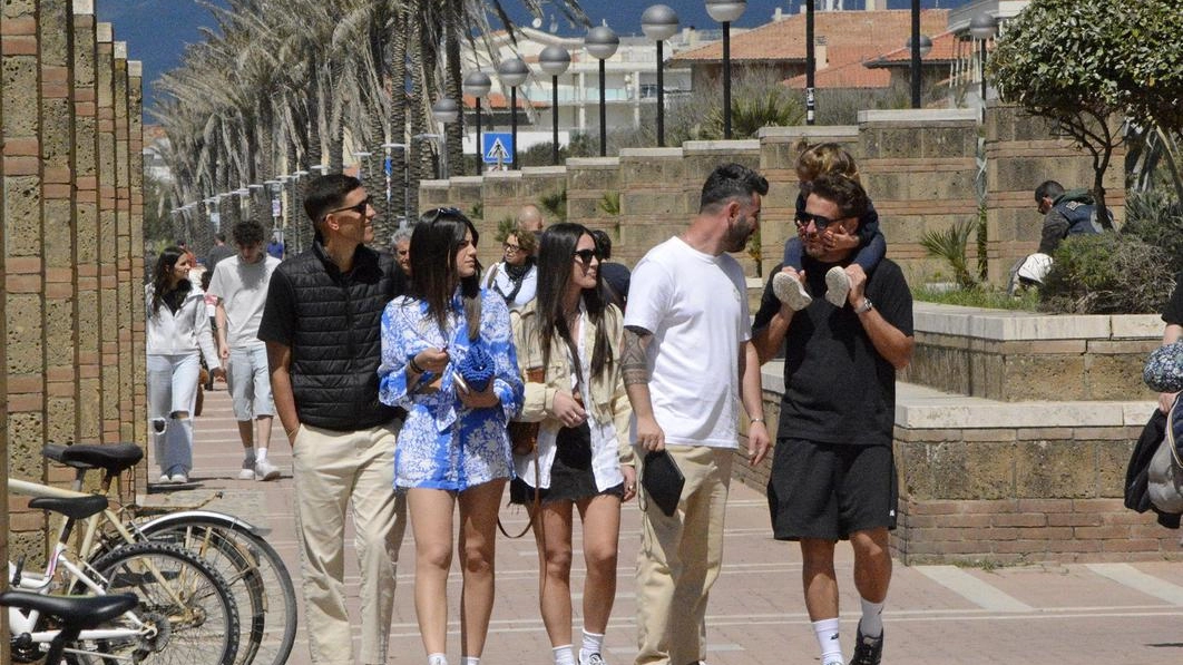 Da Follonica a Capalbio, tutto il litorale ha registrato ottime presenze. Ristoranti e bar aperti per tutto il "ponte". In attesa del Primo maggio. .