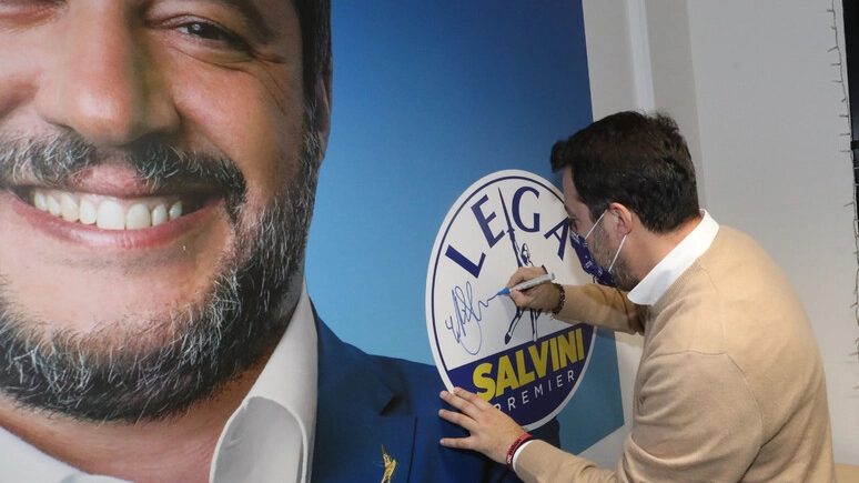 Salvini durante l'inaugurazione della sede di via Corsica a Firenze (Foto Ansa) Salvini durante l'inaugurazione della sede di via Corsica a Firenze (Foto Ansa)
