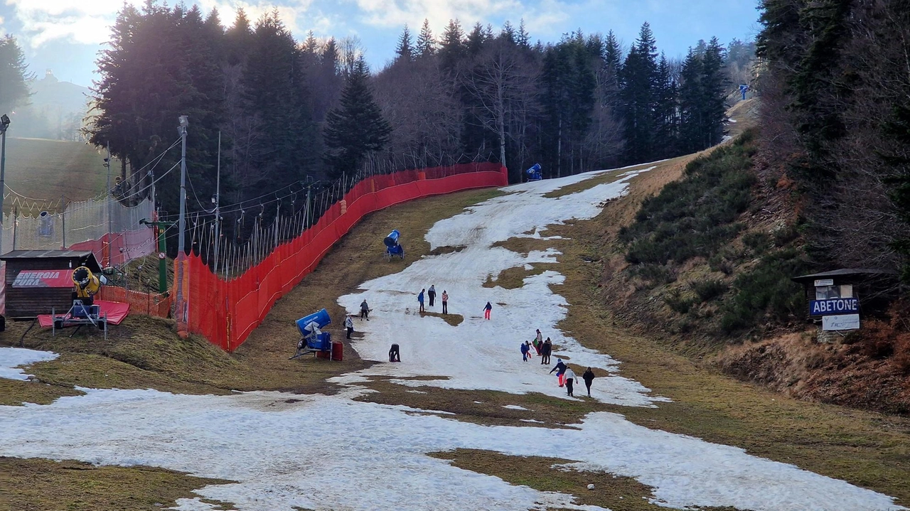 Pochissima la neve caduta sulle piste del nostro comprensorio nell’ultima stagione invernale (Acerboni/fotoCastellani) Pochissima la neve caduta sulle piste del nostro comprensorio nell’ultima stagione invernale (Acerboni/fotoCastellani)