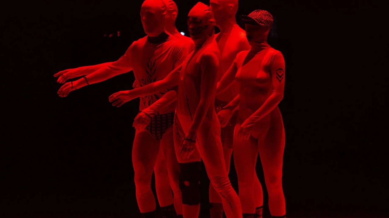 La Compagnia mk porta al Morlacchi lo spettacolo "Panoramic Banana" con coreografie di Michele Di Stefano. Un'esperienza di danza ibrida e vibrante da non perdere. La Compagnia mk porta al Morlacchi lo spettacolo "Panoramic Banana" con coreografie di Michele Di Stefano. Un'esperienza di danza ibrida e vibrante da non perdere.