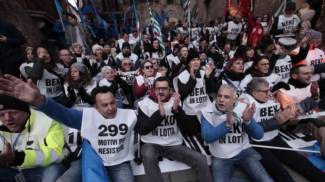 Manifestazione a Siena con lavoratori Beko e sindacati per il rinnovo del contratto e contro i licenziamenti. Manifestazione a Siena con lavoratori Beko e sindacati per il rinnovo del contratto e contro i licenziamenti.