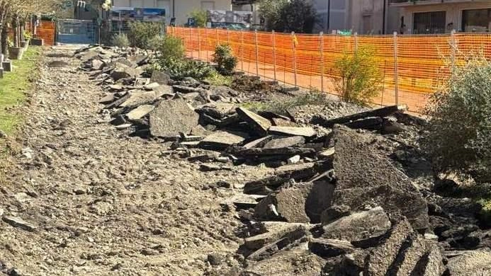 I lavori in via Noce Verde davanti allo stabilimento delle Terme di Equi