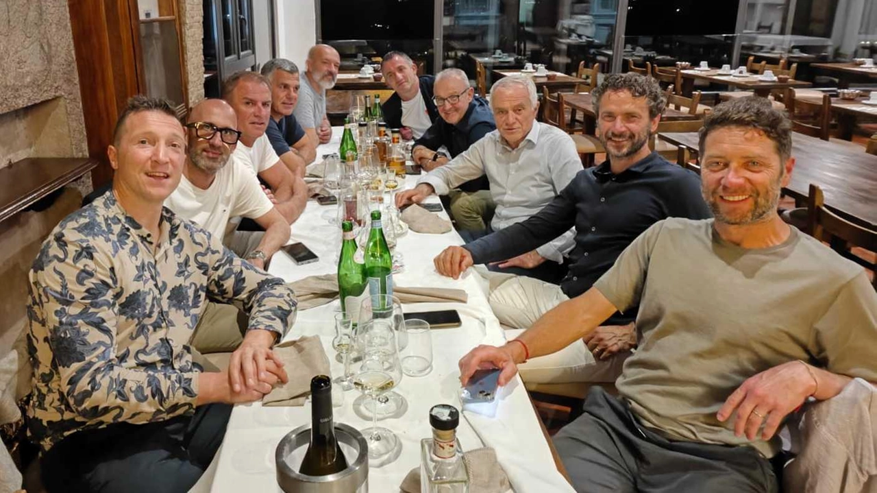 Si sono ritrovati seduti a tavola nella sala-terrazza al Bel Soggiorno di via San Giovanni. Serviti in guanti bianchi, come si conviene in amicizia, sia dai titolari Roberto Bigazzi con il socio di cucina Niko che dalla preziosa direttrice di sala la gentile multilingue Badia Si sono ritrovati seduti a tavola nella sala-terrazza al Bel Soggiorno di via San Giovanni. Serviti in guanti bianchi, come si conviene in amicizia, sia dai titolari Roberto Bigazzi con il socio di cucina Niko che dalla preziosa direttrice di sala la gentile multilingue Badia