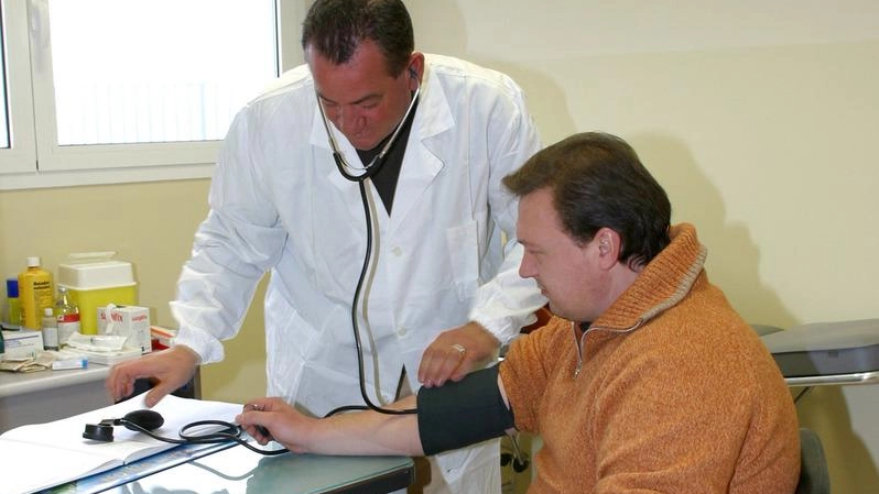 Un medico di famiglia assiste un paziente (foto di repertorio) Un medico di famiglia assiste un paziente (foto di repertorio)