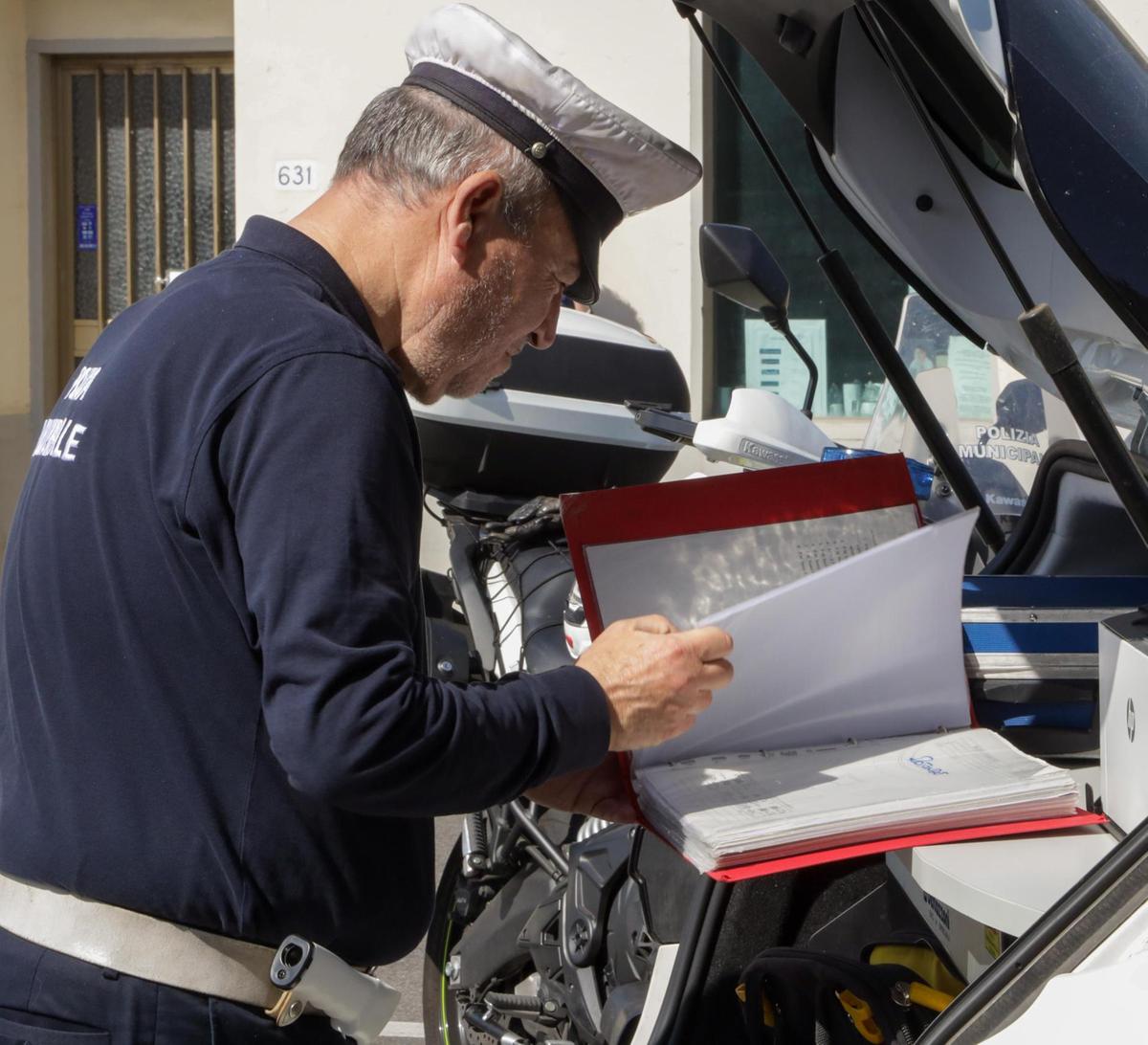 https://www.lanazione.it/image-service/view/acePublic/alias/contentid/MTIzZDI5N2UtNDNhOS00/0/agenti-di-notte-contro-furti-e-droga-controlli-no-stop-fino-a-settembre.jpeg?f=1.91:1&w=1200