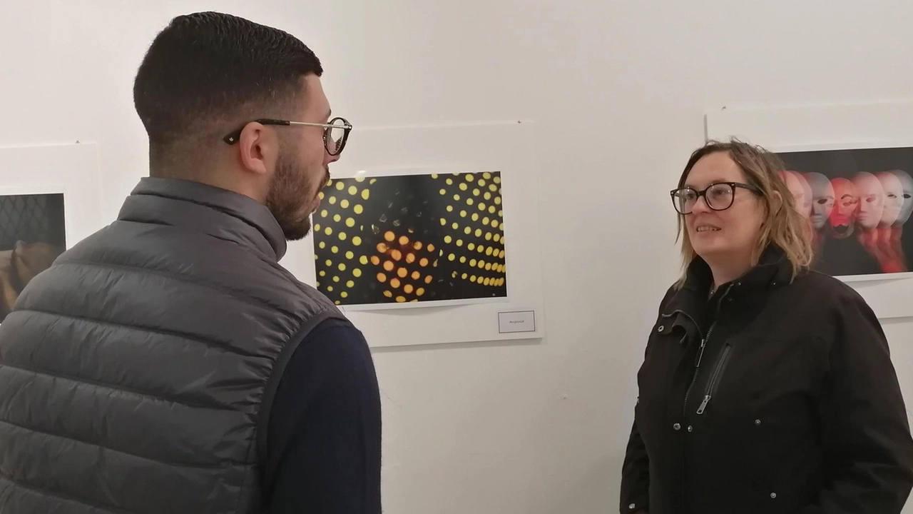 La mostra con la guida alle opere e l’assessora Daniela Morbis La mostra con la guida alle opere e l’assessora Daniela Morbis