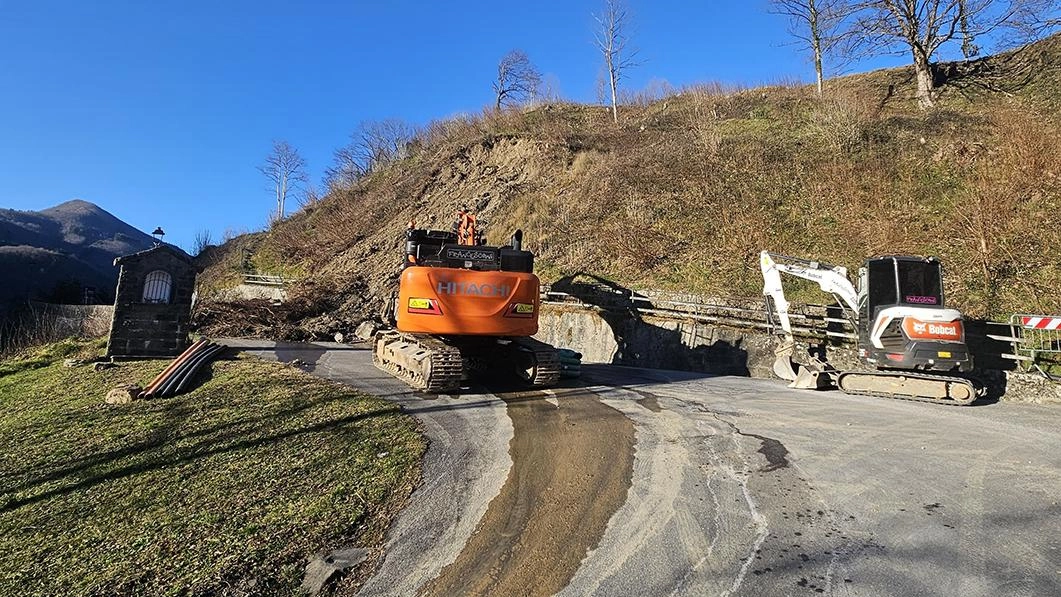 Sulla provinciale 37, la Casotti-Cutigliano, i mezzi della ditta incaricata sono al lavoro da ieri. Ma c’è chi chiede un intervento definitivo, per scongiurare altri cedimenti del terreno. Sulla provinciale 37, la Casotti-Cutigliano, i mezzi della ditta incaricata sono al lavoro da ieri. Ma c’è chi chiede un intervento definitivo, per scongiurare altri cedimenti del terreno.