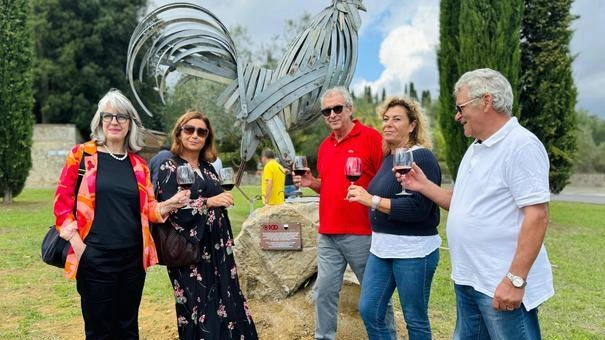 L’inaugurazione alla presenza dell’assessore Barbara Magi, del direttore del Consorzio Chianti Classico Carlotta Gori e dell’artista Renato Ferretti L’inaugurazione alla presenza dell’assessore Barbara Magi, del direttore del Consorzio Chianti Classico Carlotta Gori e dell’artista Renato Ferretti