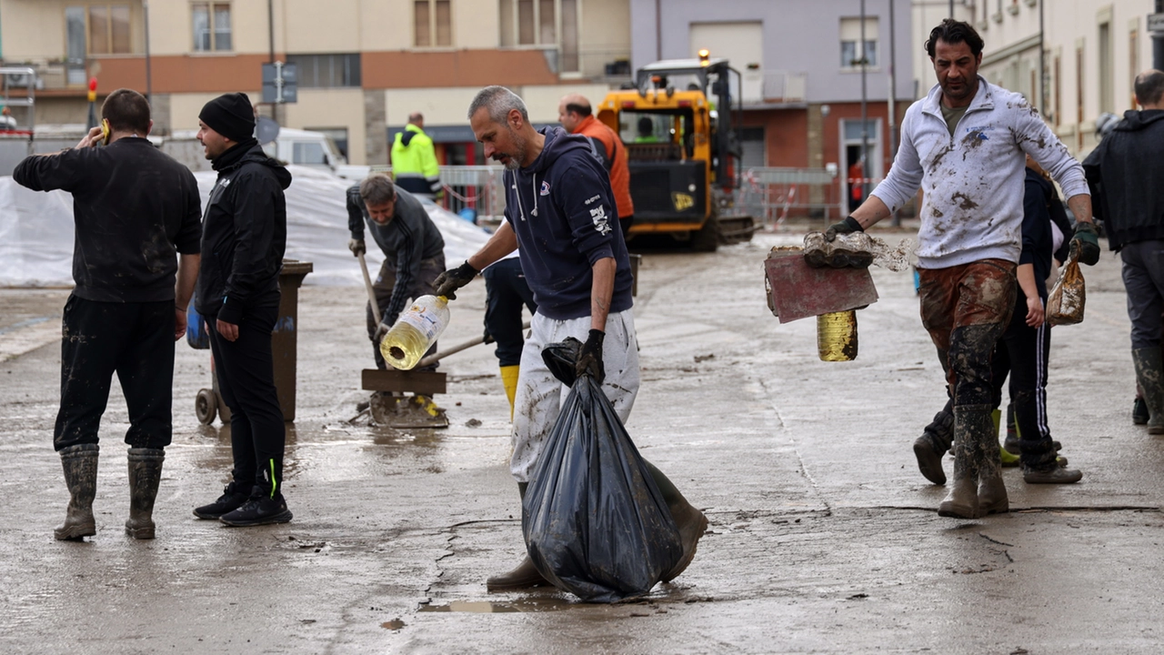 I cittadini al lavoro dopo l'alluvione (foto Germogli) I cittadini al lavoro dopo l'alluvione (foto Germogli)