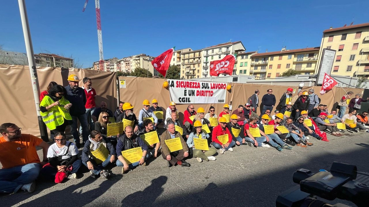 "Un minuto di rumore" al cantiere di via Mariti: la città ricorda le vittime sul lavoro