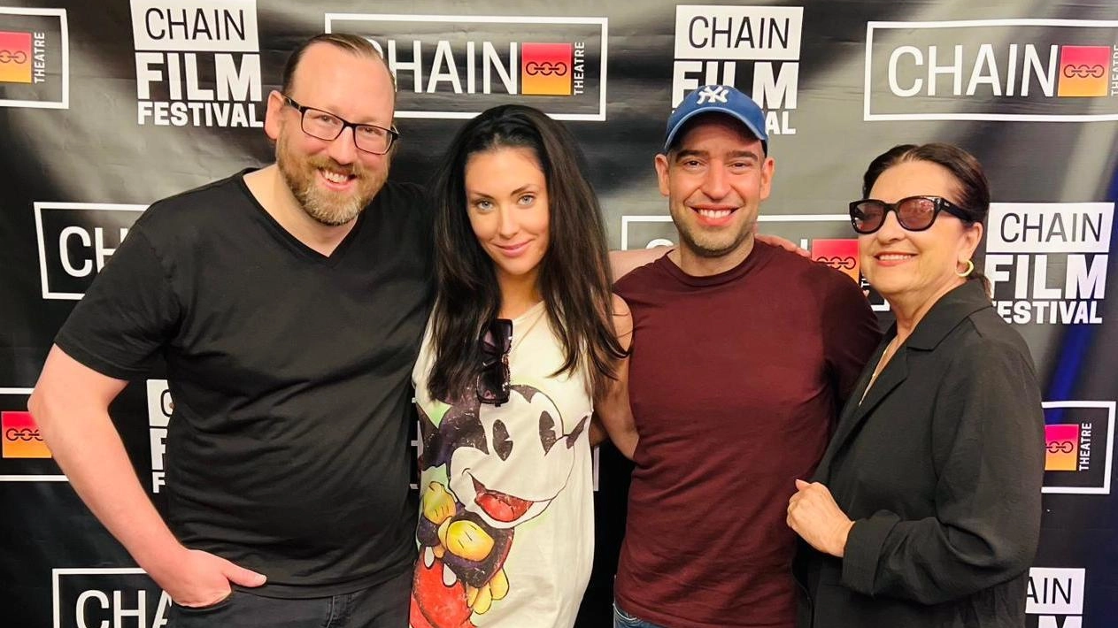 Tinna Hoffmann con il cast e la regista Tinna Hoffmann con il cast e la regista