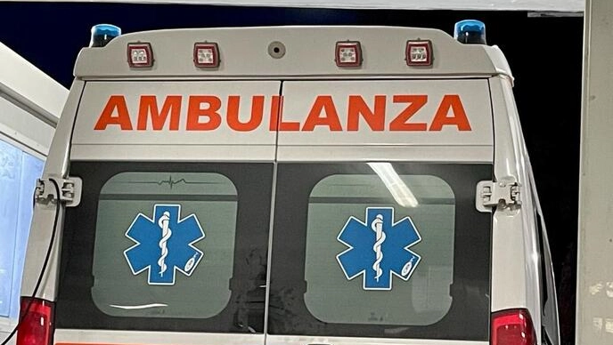 L'ambulanza è intervenuta insieme ai vigili del fuoco L'ambulanza è intervenuta insieme ai vigili del fuoco