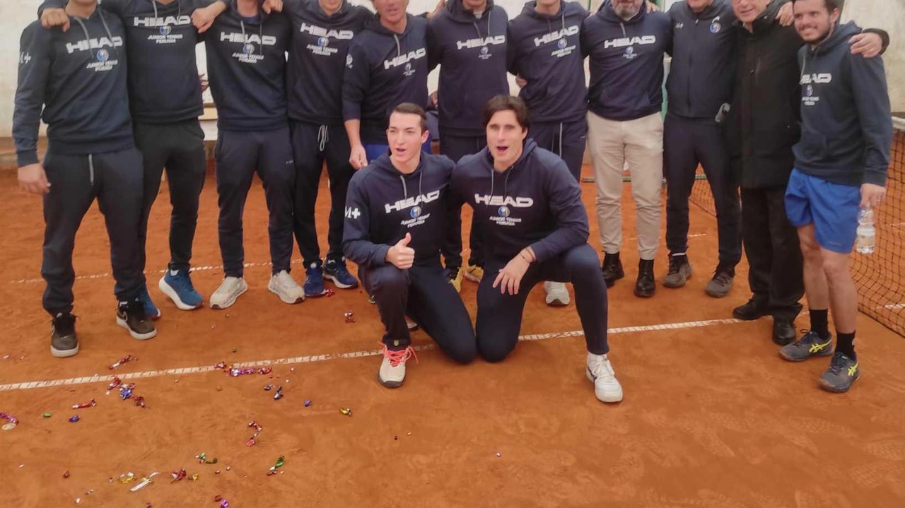 La squadra dello. Junior Tennis Perugia M Plus Performance capitanata da Roberto Tarpani e Andrea Grasselli può iniziare la festa: dopo un anno il ritorno in serie A1 La squadra dello. Junior Tennis Perugia M Plus Performance capitanata da Roberto Tarpani e Andrea Grasselli può iniziare la festa: dopo un anno il ritorno in serie A1