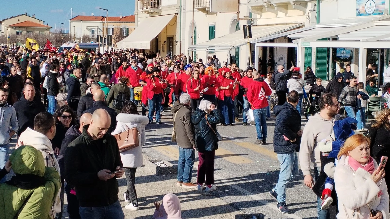 Il lungomare durante il Carnevale di Marina di Pisa Il lungomare durante il Carnevale di Marina di Pisa