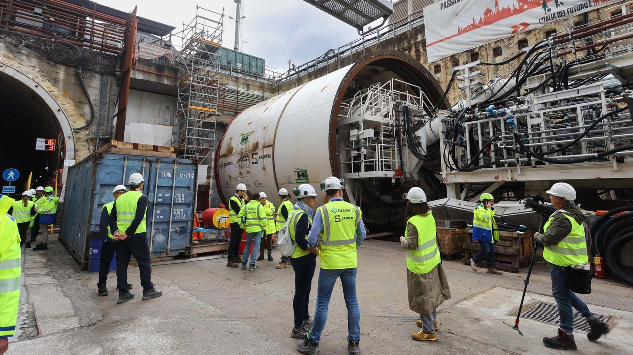 Tecnici sul cantiere di Firenze. dove la talpa sta scavando il tunnel,. da qui le terre vengono trasportate a Cavriglia