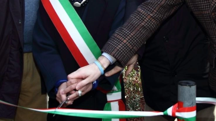 In foto, il taglio del nastro del nuovo giardino Alzheimer