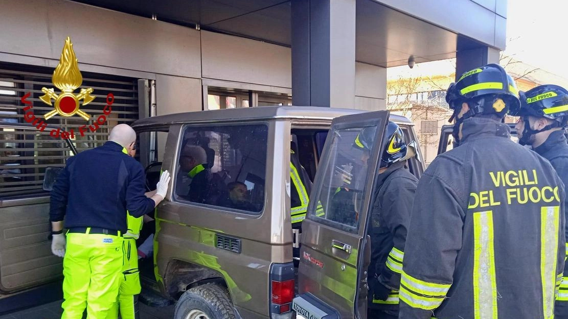 Ferita alle gambe, la donna è stata dall’auto dai vigili del fuoco che poi l’hanno affidata alle cure degli operatori del 118 Ferita alle gambe, la donna è stata dall’auto dai vigili del fuoco che poi l’hanno affidata alle cure degli operatori del 118