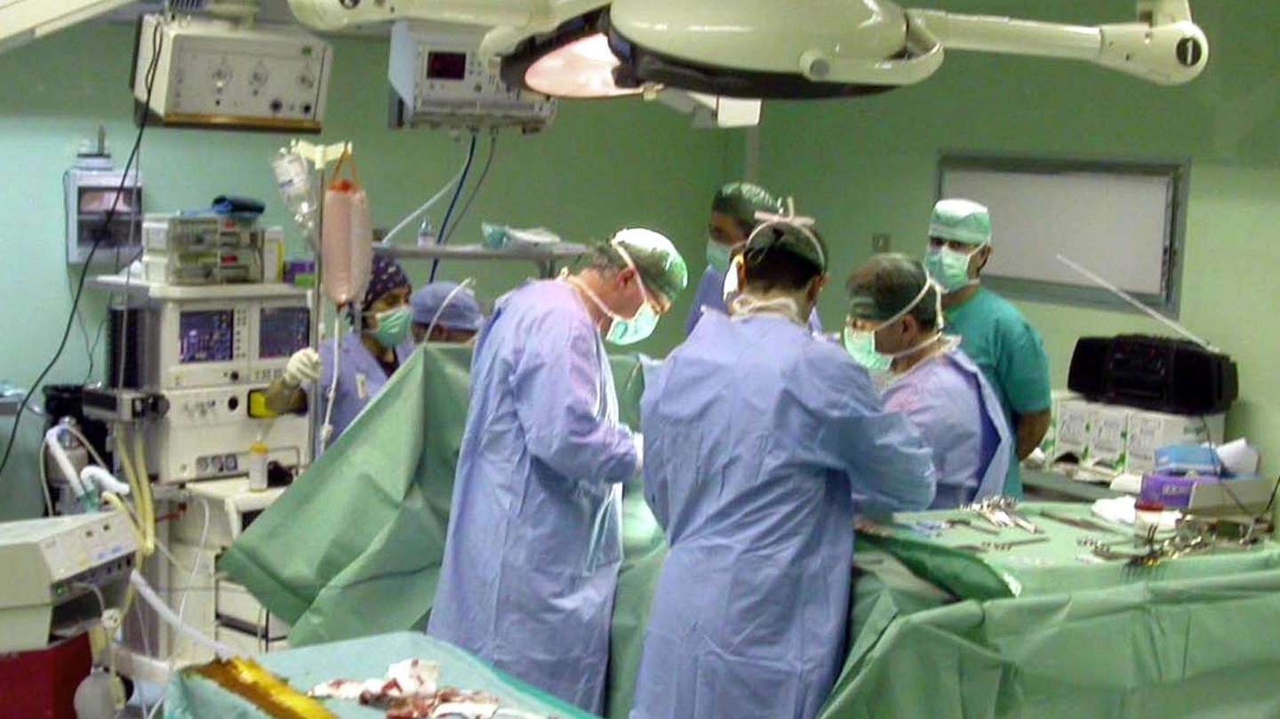 Medici e personale sanitario in una sala operatoria durante un intervento (foto d’archivio)