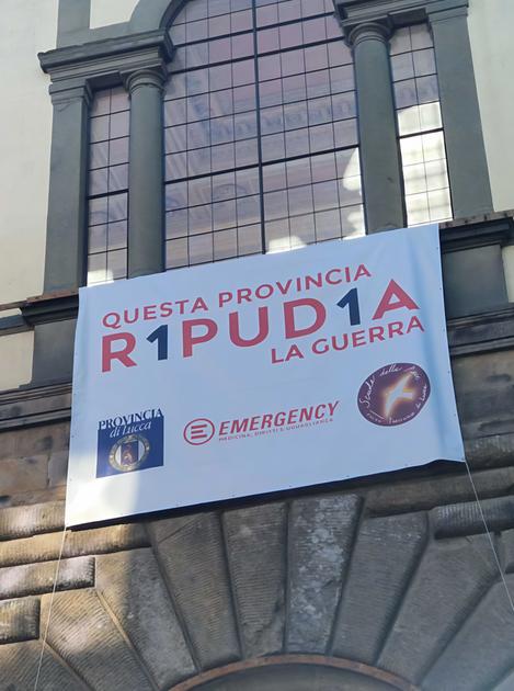 Lucca ripudia la guerra. A Palazzo Ducale lo striscione della campagna Emergency Lucca ripudia la guerra. A Palazzo Ducale lo striscione della campagna Emergency