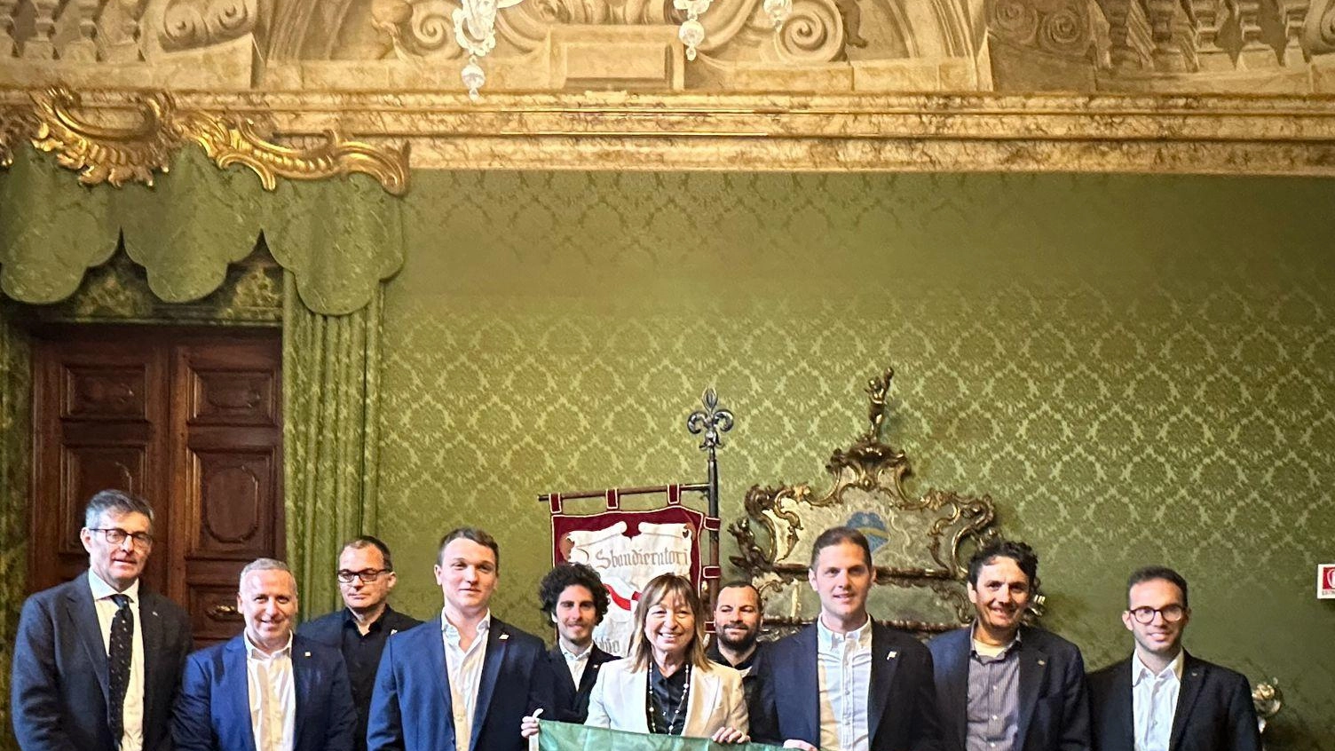 Gli Sbandieratori di Gubbio premiati con lo stemma della Regione