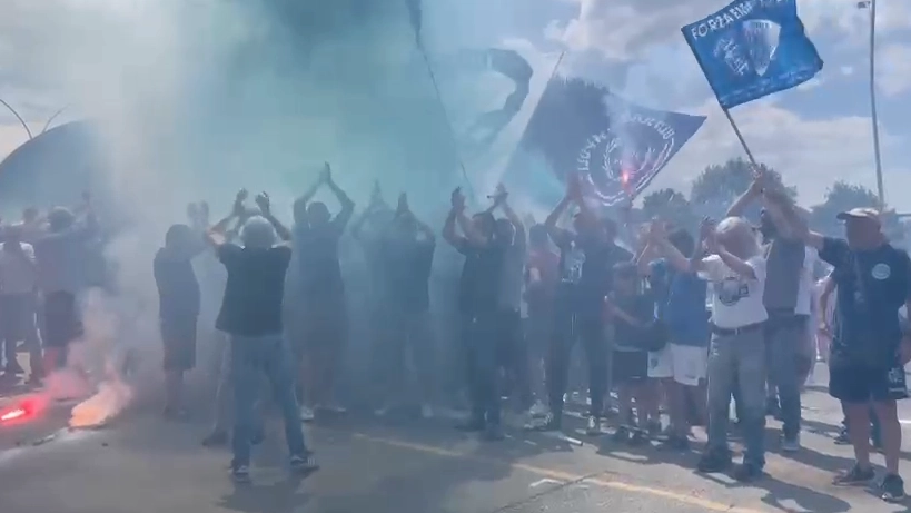 I tifosi si sono radunati fuori dallo stadio prima della partenza degli azzurri per il Friuli