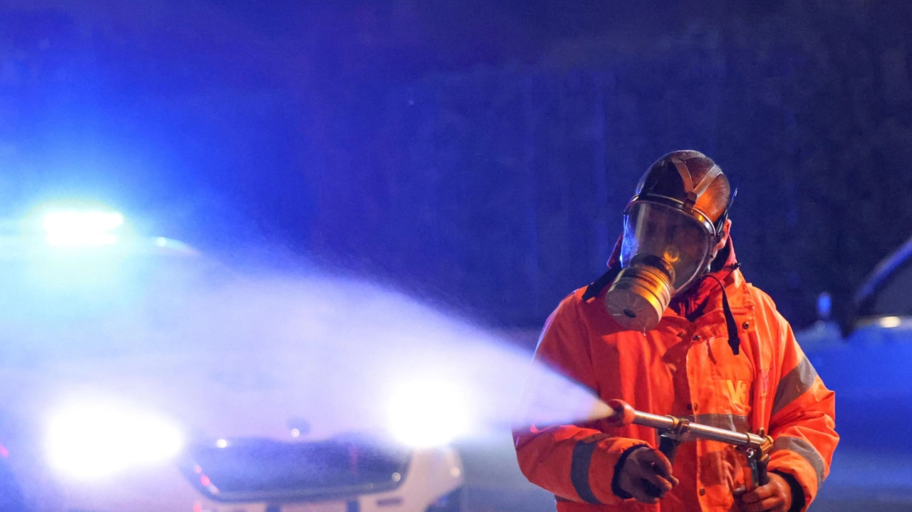 Il paziente è un uomo che vive a Firenze ma che lavora per il consorzio agrario imprunetino. Cortili, parchi e strade: firmata l’ordinanza per mettere in sicurezza i luoghi vicini alle zone dove è stato. Il paziente è un uomo che vive a Firenze ma che lavora per il consorzio agrario imprunetino. Cortili, parchi e strade: firmata l’ordinanza per mettere in sicurezza i luoghi vicini alle zone dove è stato.