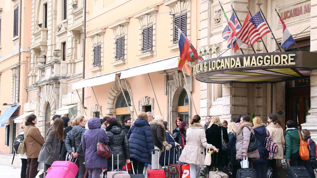 I turisti affollano il centro e l’ingresso degli alberghi I turisti affollano il centro e l’ingresso degli alberghi