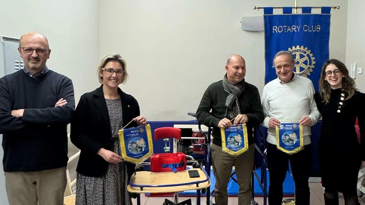La donazione delle attrezzatture da parte del. Rotary Club Antiche Valli del Serchio alla onlus Il Sogno La donazione delle attrezzatture da parte del. Rotary Club Antiche Valli del Serchio alla onlus Il Sogno