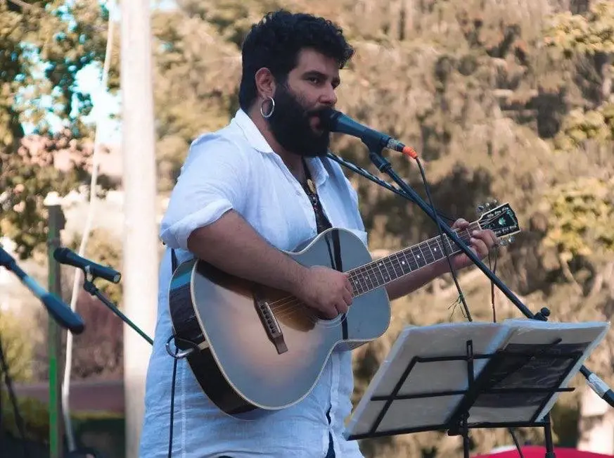 Il cantautore Cecè Tripodo in concerto ad Arezzo con il suo “Canzoni Sporche Tour”