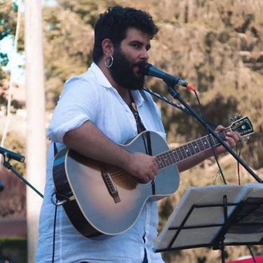 Il cantautore Cecè Tripodo in concerto ad Arezzo con il suo “Canzoni Sporche Tour”