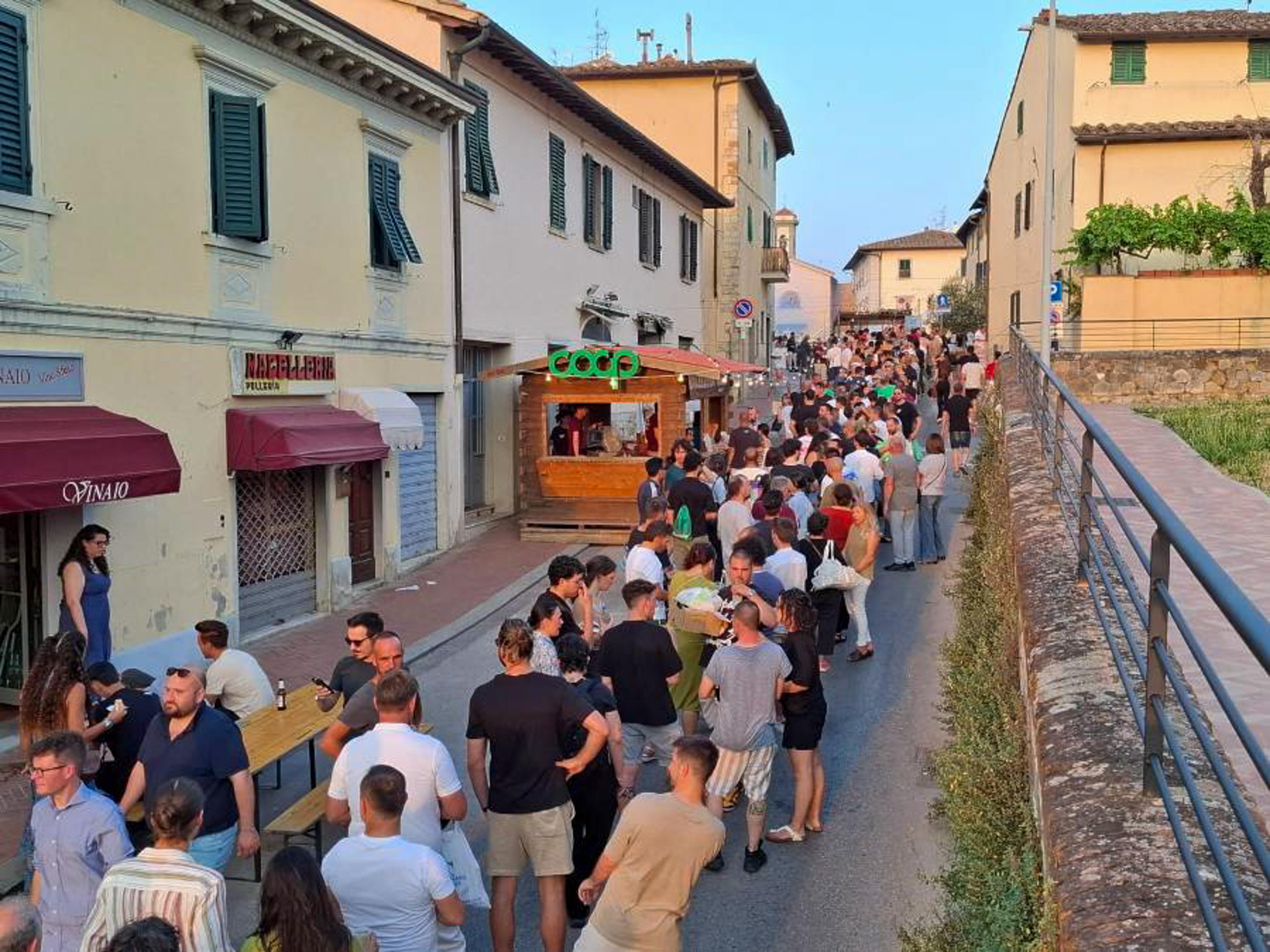 https://www.lanazione.it/image-service/view/acePublic/alias/contentid/MTJmYjM4NDQtMmEwMC00/0/le-lunghe-file-per-il-campionato-della-bistecca-foto-taddei-germogli.jpeg