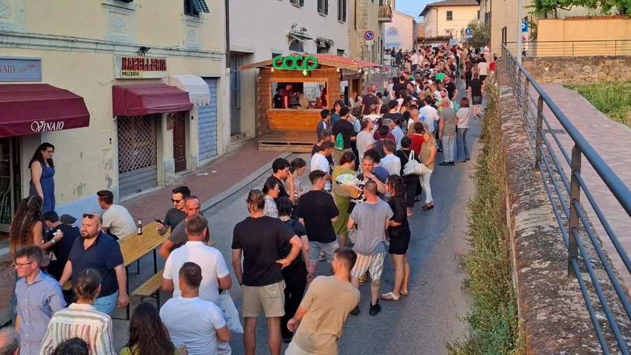 Le lunghe file per il campionato della bistecca (Foto Taddei/Germogli) Le lunghe file per il campionato della bistecca (Foto Taddei/Germogli)