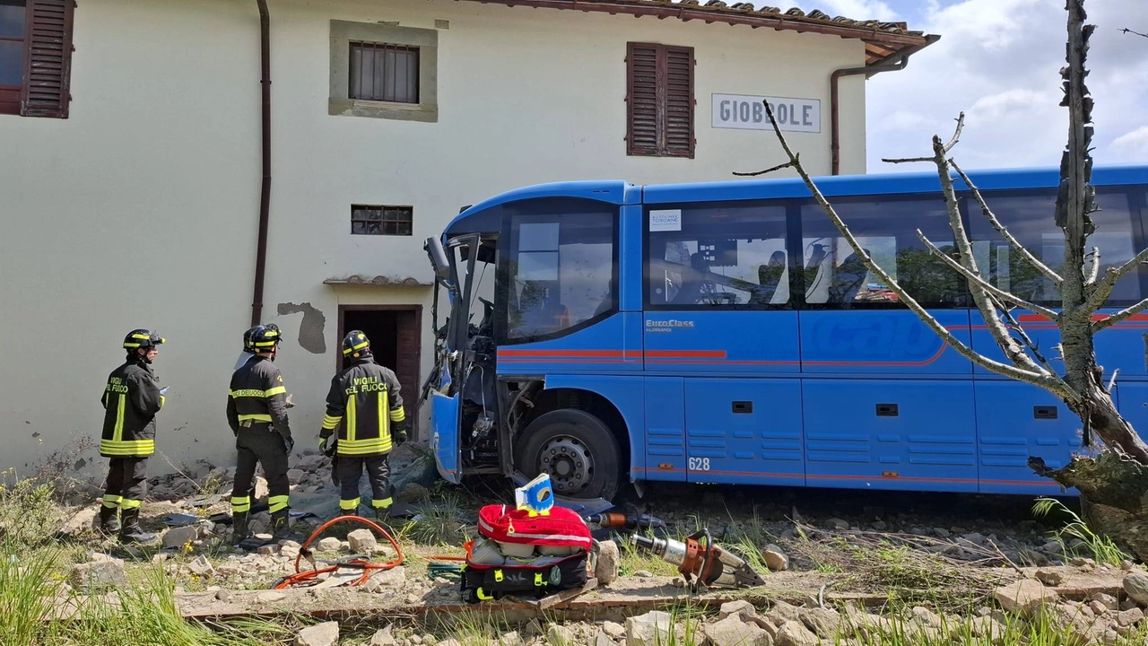 Pauroso incidente, l’autobus esce di strada e si schianta contro una villa