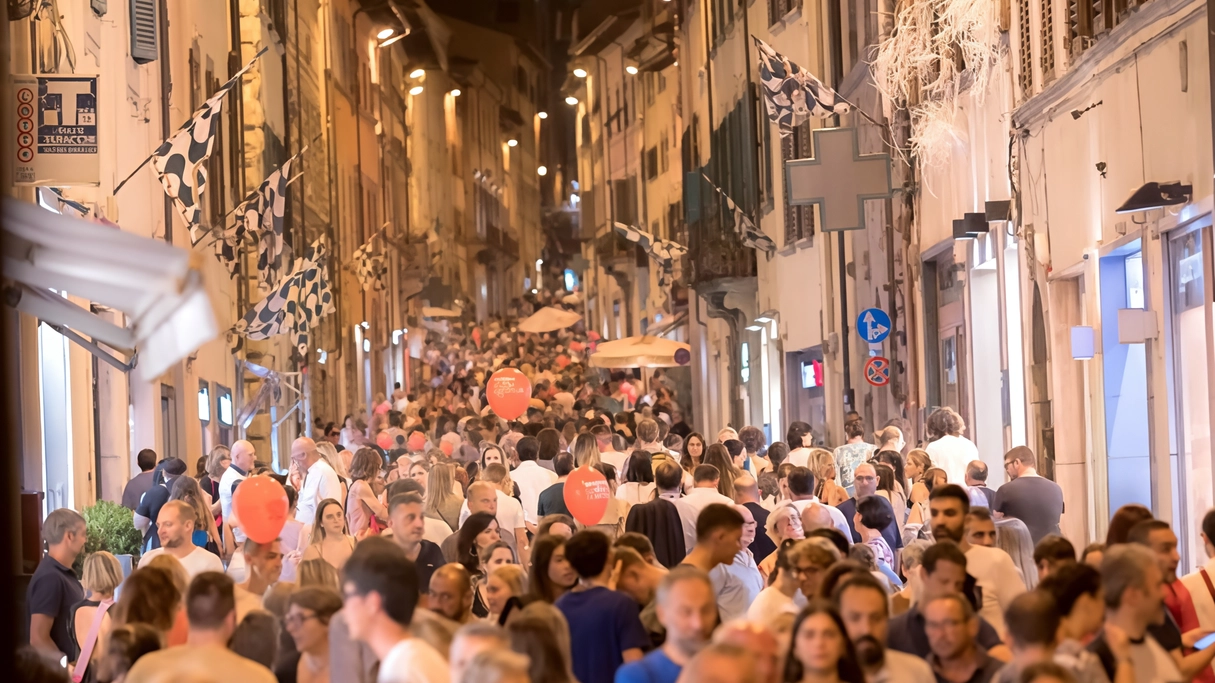 Appuntamento con le iniziative di Confcommercio dalle 19 a mezzanotte. Scattano due mesi di ribassi, 203 euro la spesa media a famiglia.