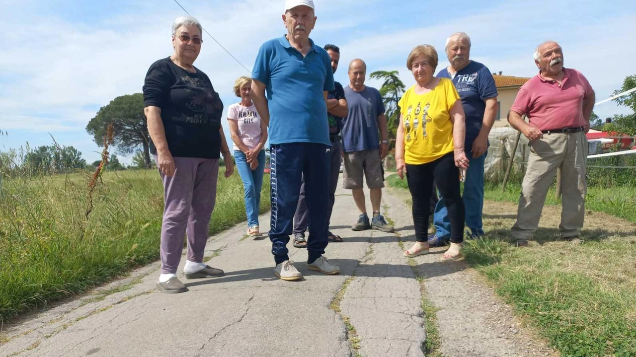 Due foto emblematiche della condizione del selciato di via Menabuoi i cui abitanti chiedono al Comune la sistemazione definitiva Due foto emblematiche della condizione del selciato di via Menabuoi i cui abitanti chiedono al Comune la sistemazione definitiva