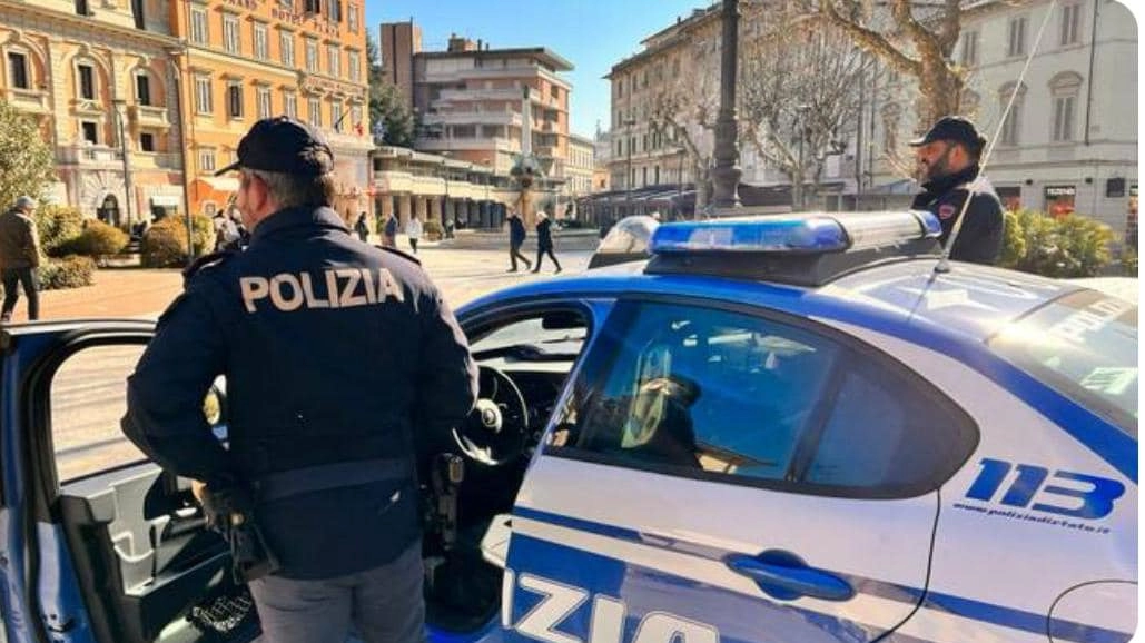 Agenti della polizia in centro a Montecatini Agenti della polizia in centro a Montecatini